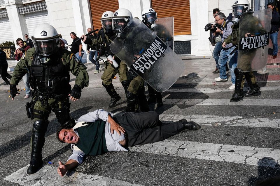 «Πεδίο μάχης» το Σύνταγμα: Αγρότες εισέβαλαν στο προαύλιο της Βουλής-Χημικά και κρότου-λάμψης από τα ΜΑΤ  [εικόνες] | iefimerida.gr 3