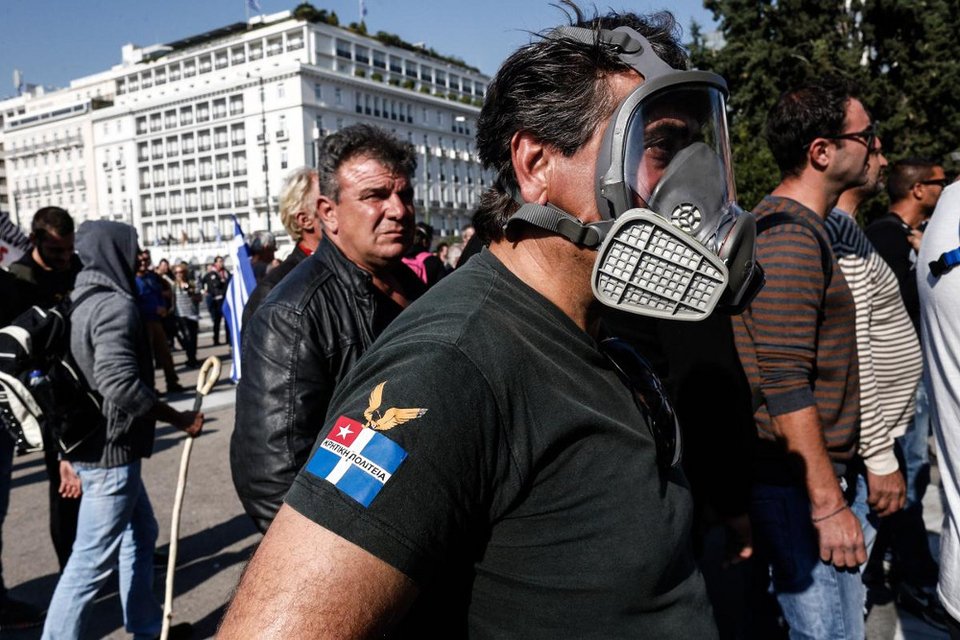 «Πεδίο μάχης» το Σύνταγμα: Αγρότες εισέβαλαν στο προαύλιο της Βουλής-Χημικά και κρότου-λάμψης από τα ΜΑΤ  [εικόνες] | iefimerida.gr 5