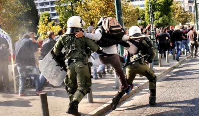  «Αγρότης νίντζα κατά των ΜΑΤ» - To Τwitter για τη διαδήλωση στο Σύνταγμα [εικόνες] | iefimerida.gr 1