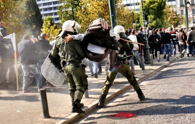  «Αγρότης νίντζα κατά των ΜΑΤ» - To Τwitter για τη διαδήλωση στο Σύνταγμα [εικόνες] | iefimerida.gr 2
