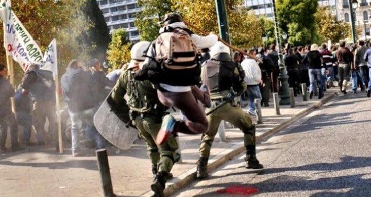  «Αγρότης νίντζα κατά των ΜΑΤ» - To Τwitter για τη διαδήλωση στο Σύνταγμα [εικόνες] | iefimerida.gr 0