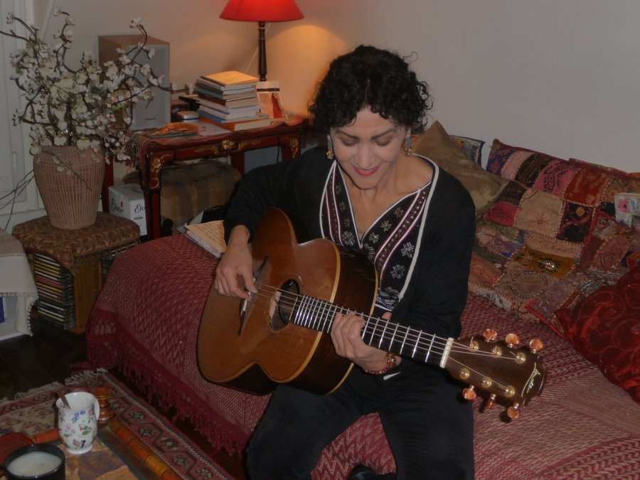 Angelique Ionatos, η Ελληνίδα τραγουδίστρια που λατρεύουν οι Γάλλοι [εικόνες] | iefimerida.gr 2