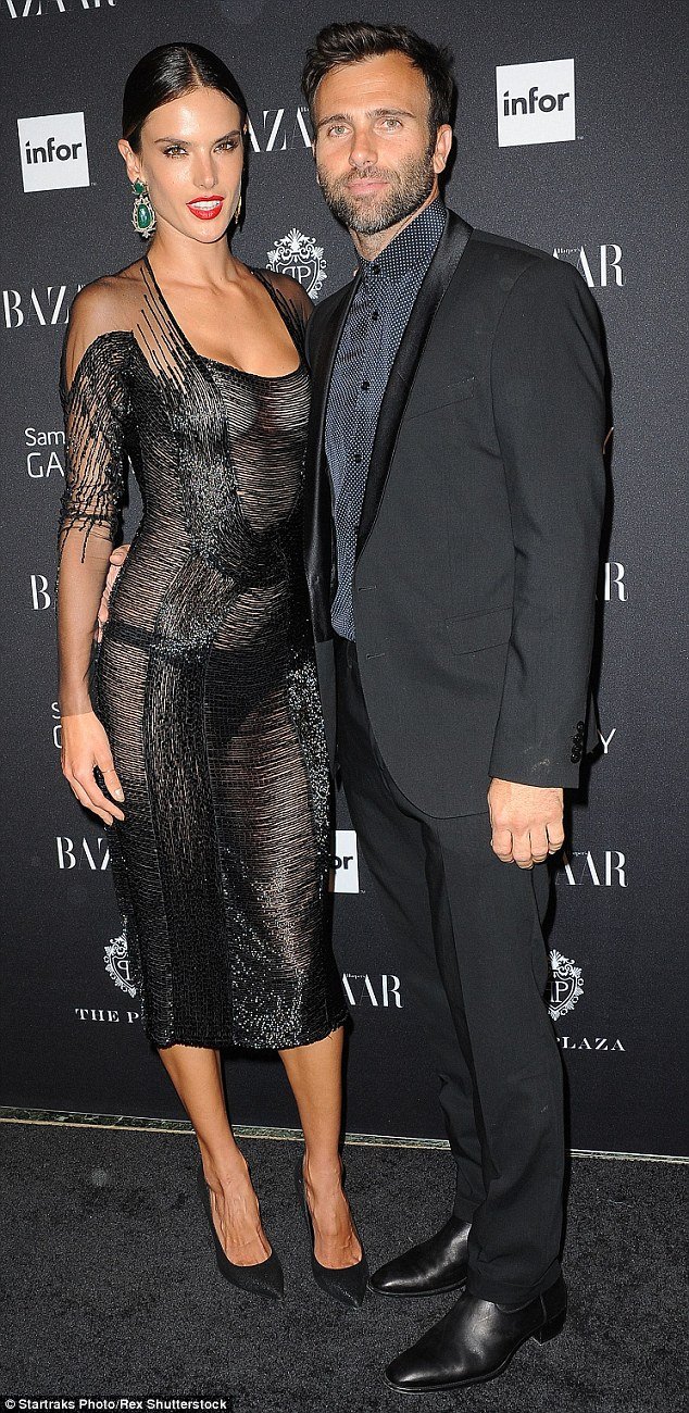 Οι πιο τυχεροί άνδρες: Αυτοί έχουν στην αγκαλιά τους τα μοντέλα της Victoria's Secret [εικόνες] | iefimerida.gr 0