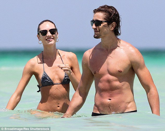 Οι πιο τυχεροί άνδρες: Αυτοί έχουν στην αγκαλιά τους τα μοντέλα της Victoria's Secret [εικόνες] | iefimerida.gr 2