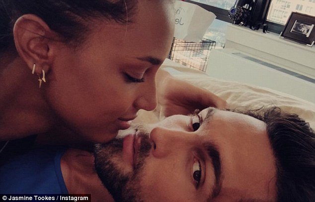 Οι πιο τυχεροί άνδρες: Αυτοί έχουν στην αγκαλιά τους τα μοντέλα της Victoria's Secret [εικόνες] | iefimerida.gr 5