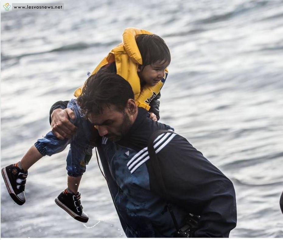 Συγκλονίζει: Ο φωτογράφος Αρης Μεσσήνης αφήνει τη μηχανή του για να βγάλει πρόσφυγες από τη θάλασσα [εικόνες] | iefimerida.gr 0