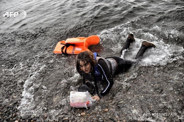 Συγκλονίζει: Ο φωτογράφος Αρης Μεσσήνης αφήνει τη μηχανή του για να βγάλει πρόσφυγες από τη θάλασσα [εικόνες] | iefimerida.gr 4