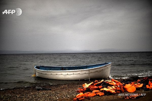 Συγκλονίζει: Ο φωτογράφος Αρης Μεσσήνης αφήνει τη μηχανή του για να βγάλει πρόσφυγες από τη θάλασσα [εικόνες] | iefimerida.gr 5