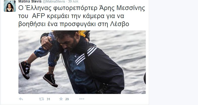 Συγκλονίζει: Ο φωτογράφος Αρης Μεσσήνης αφήνει τη μηχανή του για να βγάλει πρόσφυγες από τη θάλασσα [εικόνες] | iefimerida.gr 2