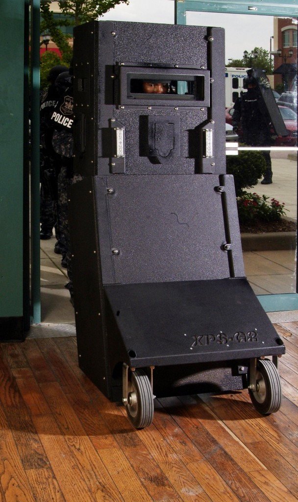 Η ασπίδα που σταμάτησε τις σφαίρες των τζιχαντιστών -Πώς κατασκευάζεται και πόσο κοστίζει [εικόνες] | iefimerida.gr 3