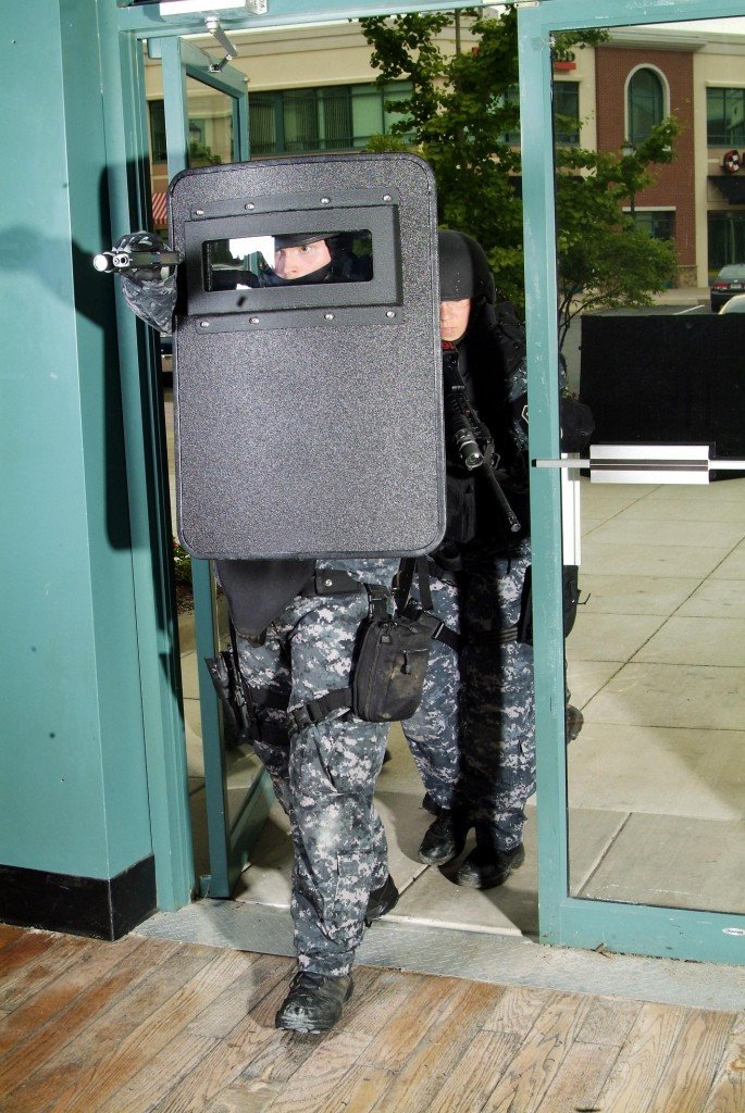 Η ασπίδα που σταμάτησε τις σφαίρες των τζιχαντιστών -Πώς κατασκευάζεται και πόσο κοστίζει [εικόνες] | iefimerida.gr 1