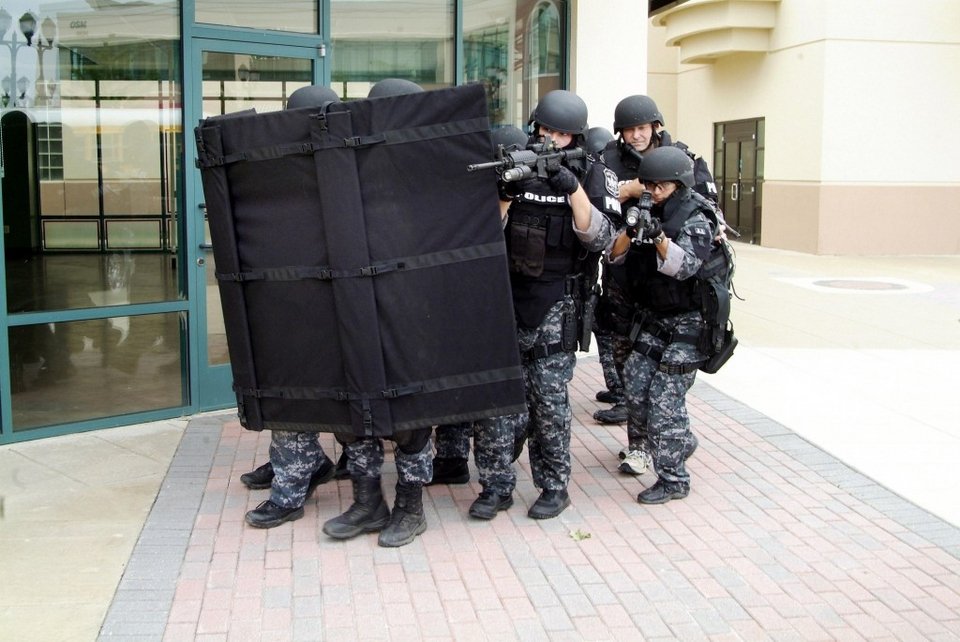 Η ασπίδα που σταμάτησε τις σφαίρες των τζιχαντιστών -Πώς κατασκευάζεται και πόσο κοστίζει [εικόνες] | iefimerida.gr 2