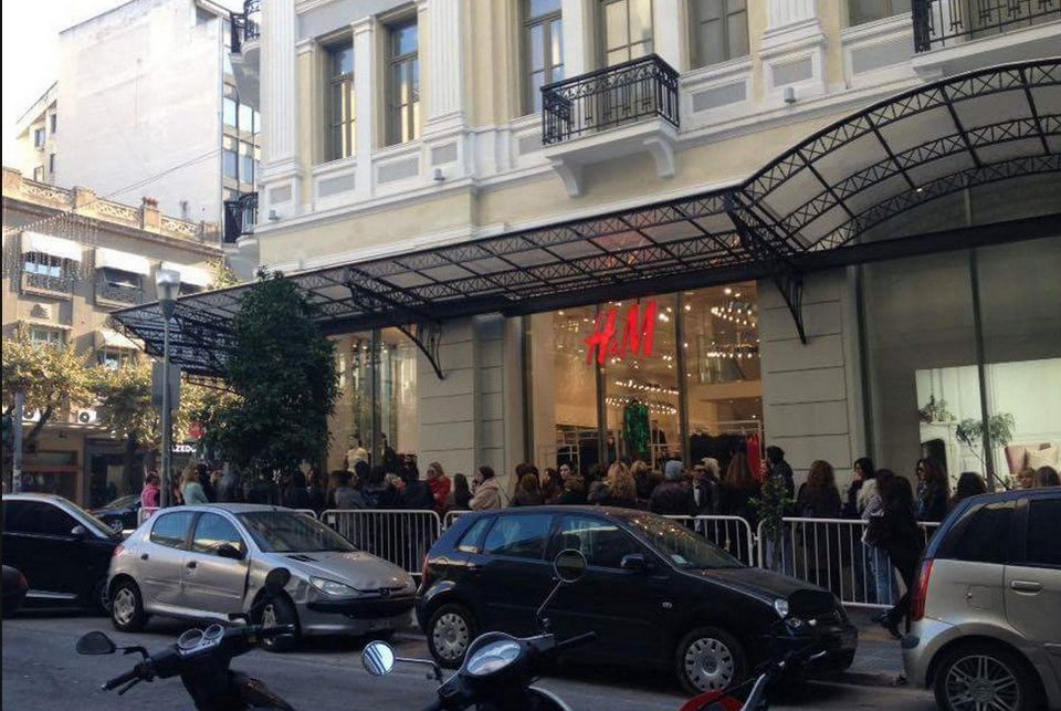 Παροξυσμός σε Αθήνα και Θεσσαλονίκη: Ουρές έξω από τα H&M για ένα Balmain [εικόνες] | iefimerida.gr 1
