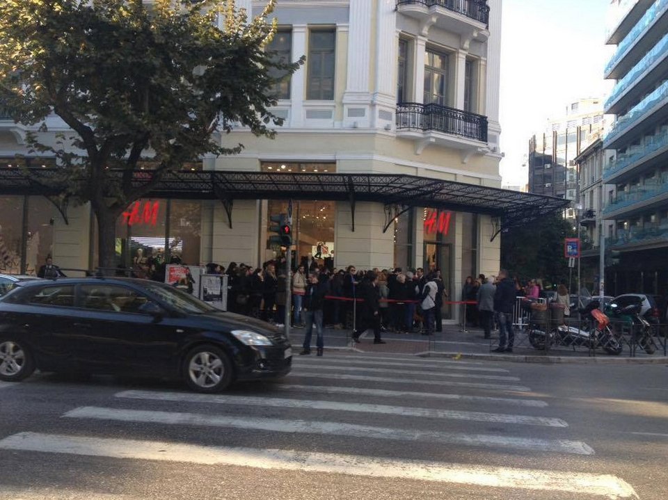 Παροξυσμός σε Αθήνα και Θεσσαλονίκη: Ουρές έξω από τα H&M για ένα Balmain [εικόνες] | iefimerida.gr 3