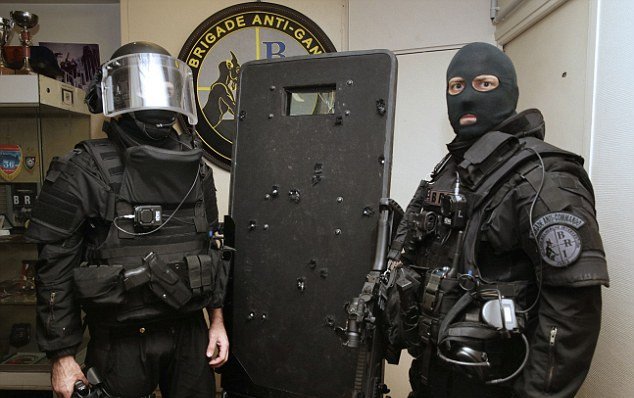 Η ασπίδα που σταμάτησε τις σφαίρες των τζιχαντιστών -Πώς κατασκευάζεται και πόσο κοστίζει [εικόνες] | iefimerida.gr 5