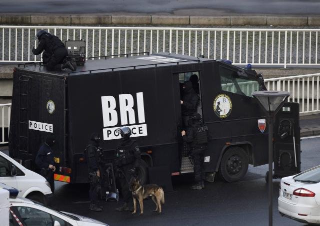 Ποιες είναι οι επίλεκτες ομάδες της γαλλικής αστυνομίας που «κυνηγούν» τους τζιχαντιστές [εικόνες & βίντεο] | iefimerida.gr 2