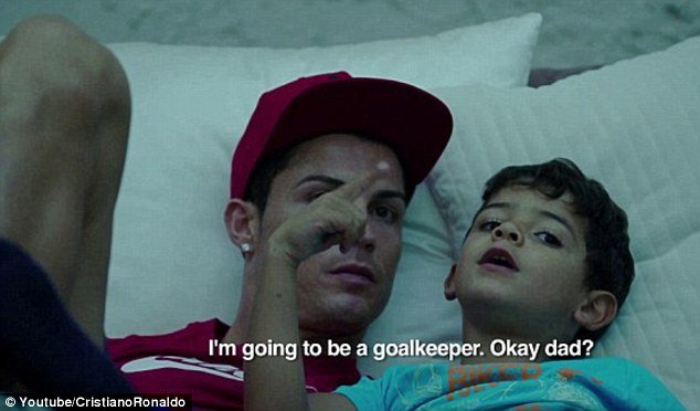 Η μητέρα του ήθελε να τον «ρίξει» και ο πατέρας του ήταν αλκοολικός -Η ζωή του Ρονάλντο σε μία ταινία [εικόνες & βίντεο] | iefimerida.gr 3