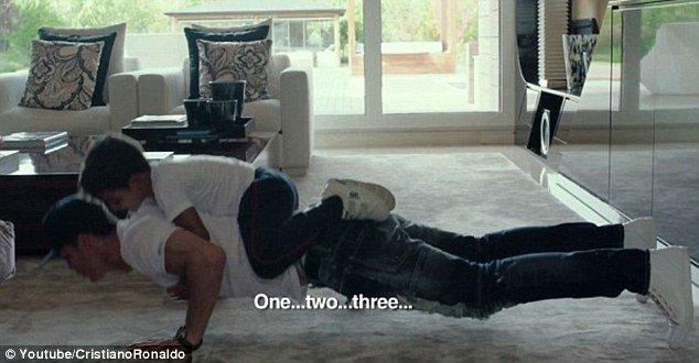 Η μητέρα του ήθελε να τον «ρίξει» και ο πατέρας του ήταν αλκοολικός -Η ζωή του Ρονάλντο σε μία ταινία [εικόνες & βίντεο] | iefimerida.gr 2