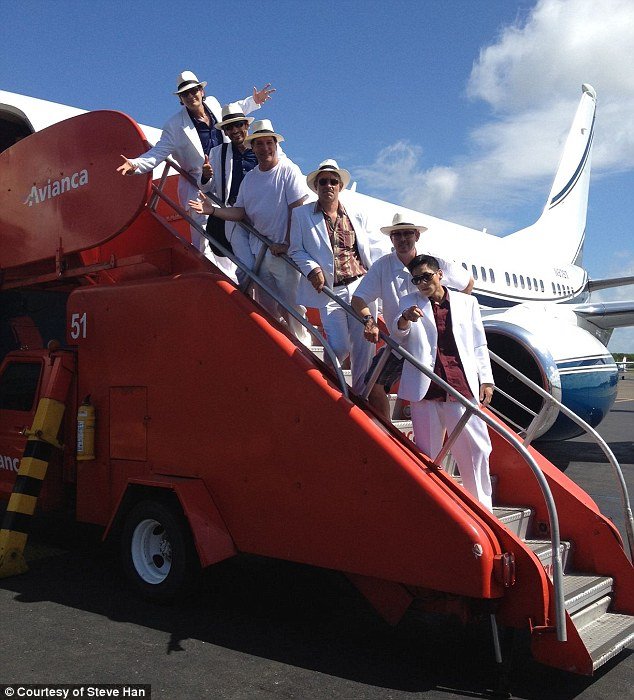 Ο βοηθός του Τσάρλι Σιν αποκαλύπτει: Έτσι μου είπε ότι έχει HIV -«Κόπηκε με ένα μαχαίρι, έτρεχε αίμα...»  [εικόνες] | iefimerida.gr 2