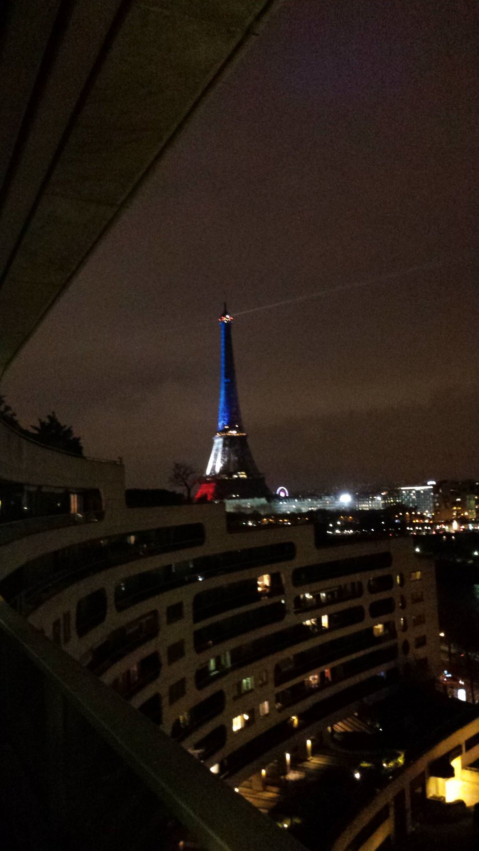 Ο Πύργος του Αϊφελ σε τρικολόρ χρώματα στην μνήμη των θυμάτων [εικόνες & βίντεο] | iefimerida.gr 1