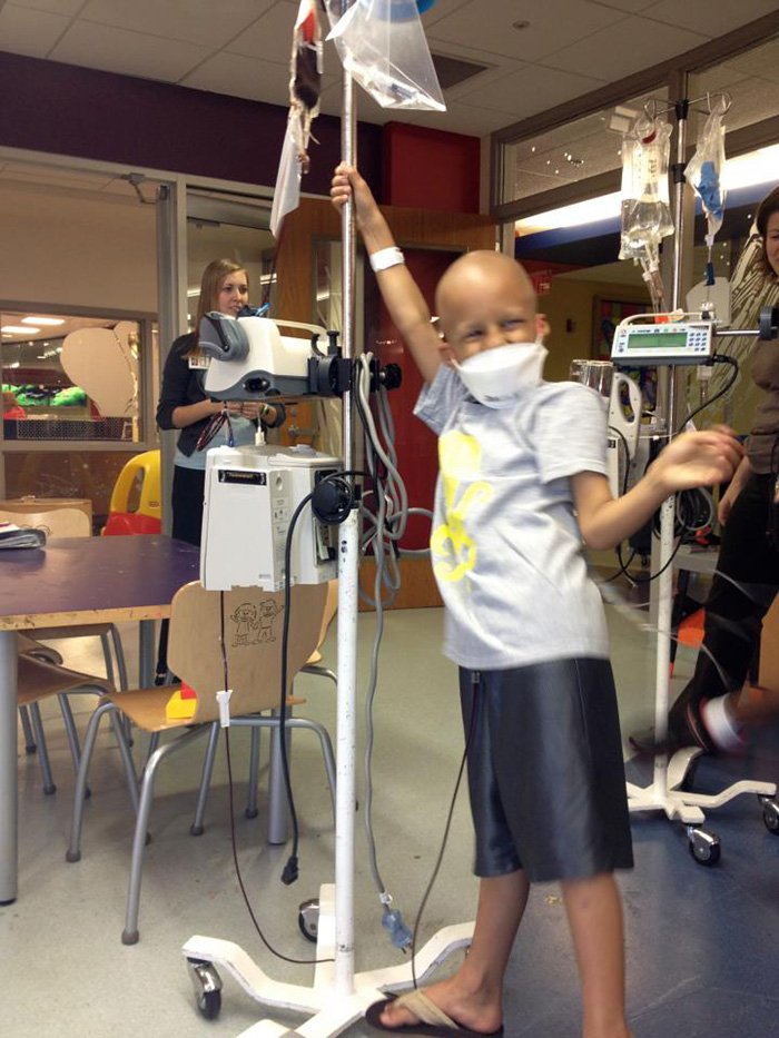 Μια συγκινητική φωτογραφία γάμου -Πρόσθεσαν με photoshop τον νεκρό από λευχαιμία γιο τους [εικόνες] | iefimerida.gr 2