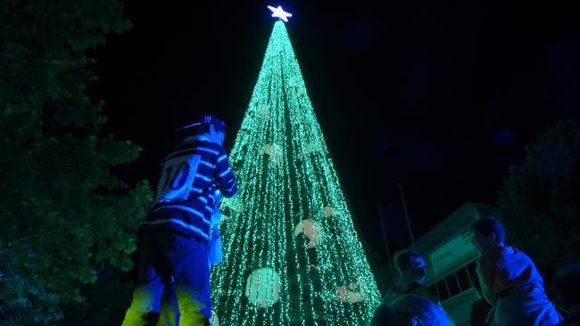 Αυστραλός έσπασε το παγκόσμιο ρεκόρ: Στόλισε χριστουγεννιάτικο δέντρο με 518.838 λαμπάκια [εικόνες & βίντεο] | iefimerida.gr 1