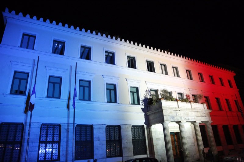 Η Ελλάδα, στα χρώματα της γαλλικής σημαίας [εικόνες] | iefimerida.gr 0