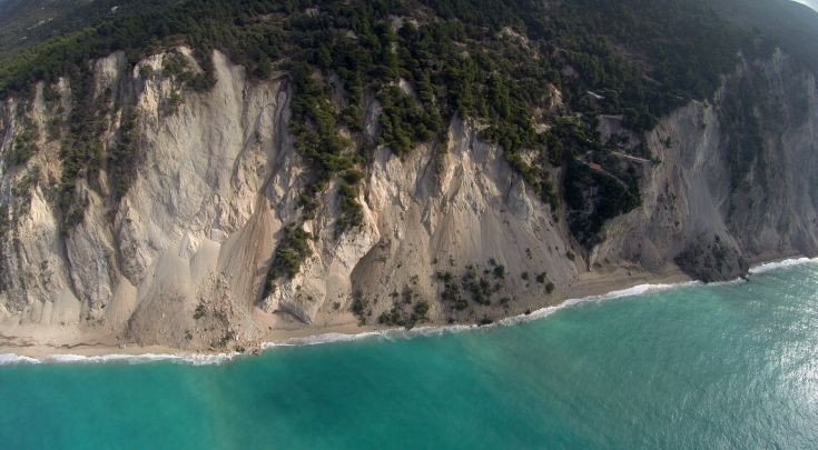 «Eξαφανίστηκαν» οι Εγκρεμνοί στη Λευκάδα - Καταστράφηκε και η σκάλα που οδηγούσε στην παραλία [εικόνες & βίντεο] | iefimerida.gr 0