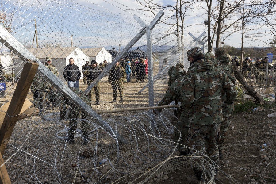 Η απάντηση των μεταναστών στον φράχτη στην Ειδομένη -Κρεμούν πάνω του κούκλες και παιχνίδια [εικόνες] | iefimerida.gr 3