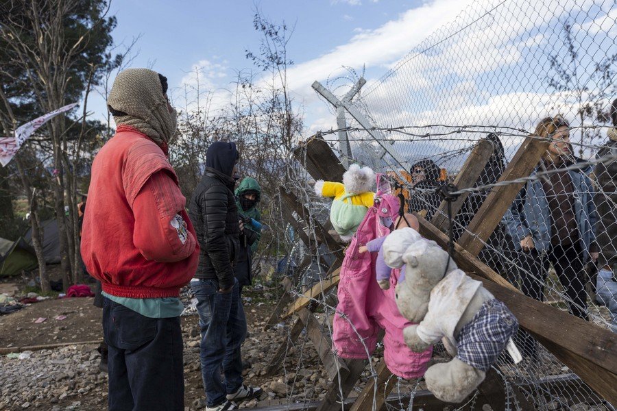 Η απάντηση των μεταναστών στον φράχτη στην Ειδομένη -Κρεμούν πάνω του κούκλες και παιχνίδια [εικόνες] | iefimerida.gr 2