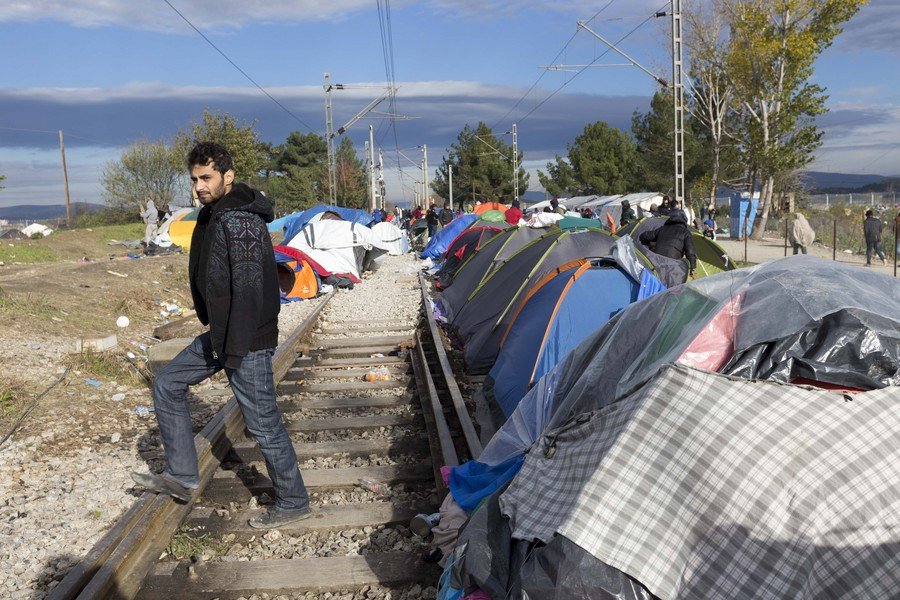 Η απάντηση των μεταναστών στον φράχτη στην Ειδομένη -Κρεμούν πάνω του κούκλες και παιχνίδια [εικόνες] | iefimerida.gr 1