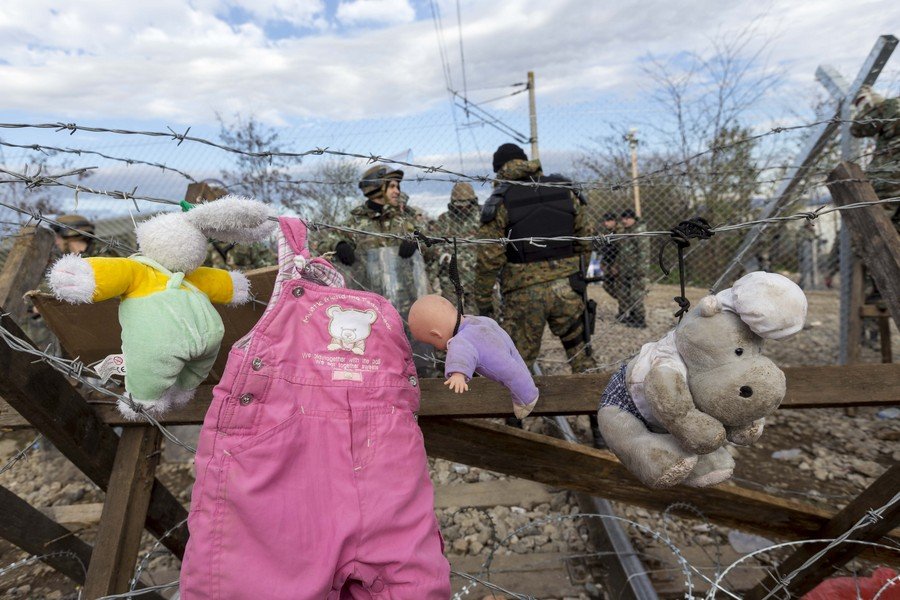 Η απάντηση των μεταναστών στον φράχτη στην Ειδομένη -Κρεμούν πάνω του κούκλες και παιχνίδια [εικόνες] | iefimerida.gr 4