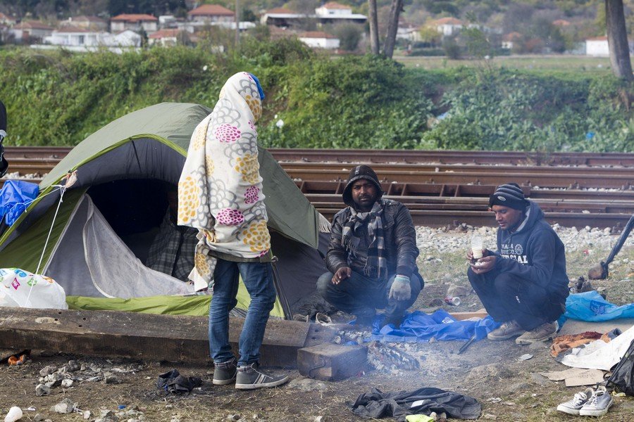 Η απάντηση των μεταναστών στον φράχτη στην Ειδομένη -Κρεμούν πάνω του κούκλες και παιχνίδια [εικόνες] | iefimerida.gr 0