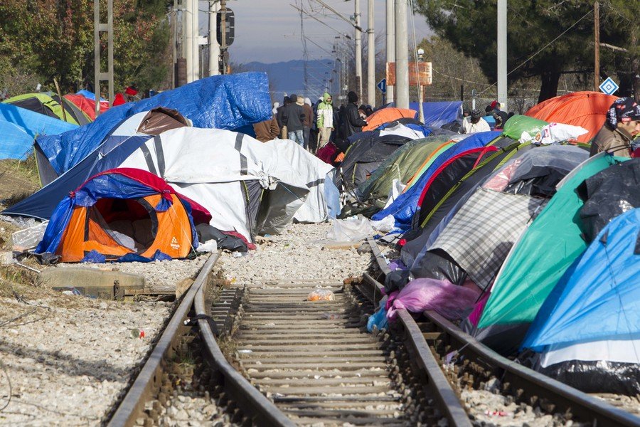 Η απάντηση των μεταναστών στον φράχτη στην Ειδομένη -Κρεμούν πάνω του κούκλες και παιχνίδια [εικόνες] | iefimerida.gr 5
