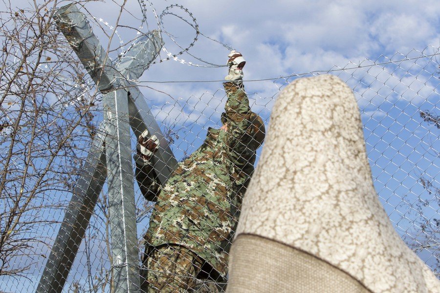 Η απάντηση των μεταναστών στον φράχτη στην Ειδομένη -Κρεμούν πάνω του κούκλες και παιχνίδια [εικόνες] | iefimerida.gr 6