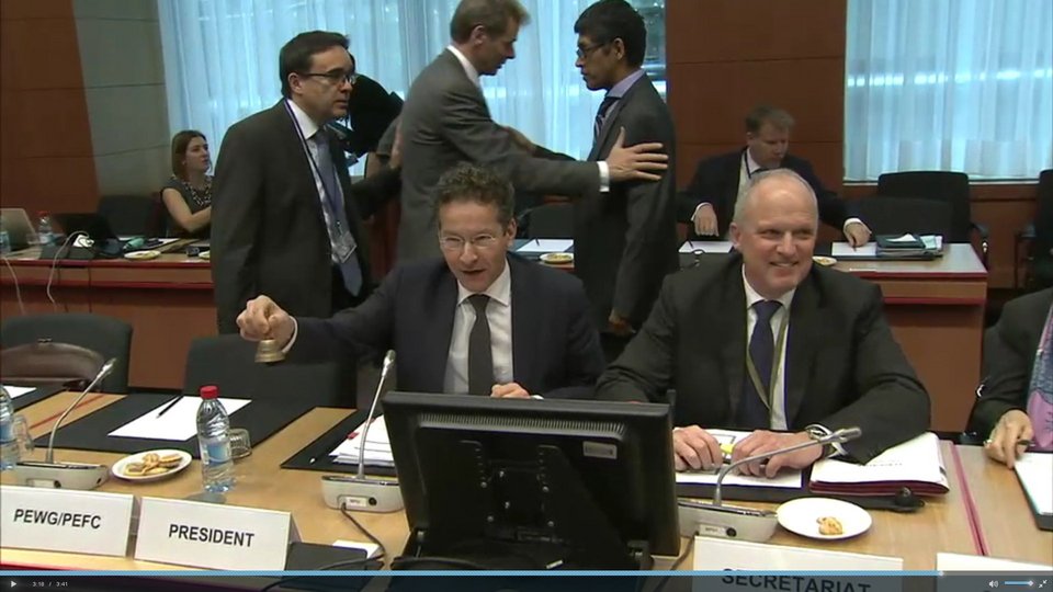 Ο Ντάισελμπλουμ χτυπάει το... κουδούνι του Eurogroup και όλοι ξεκαρδίζονται [εικόνες & βίντεο] | iefimerida.gr 1