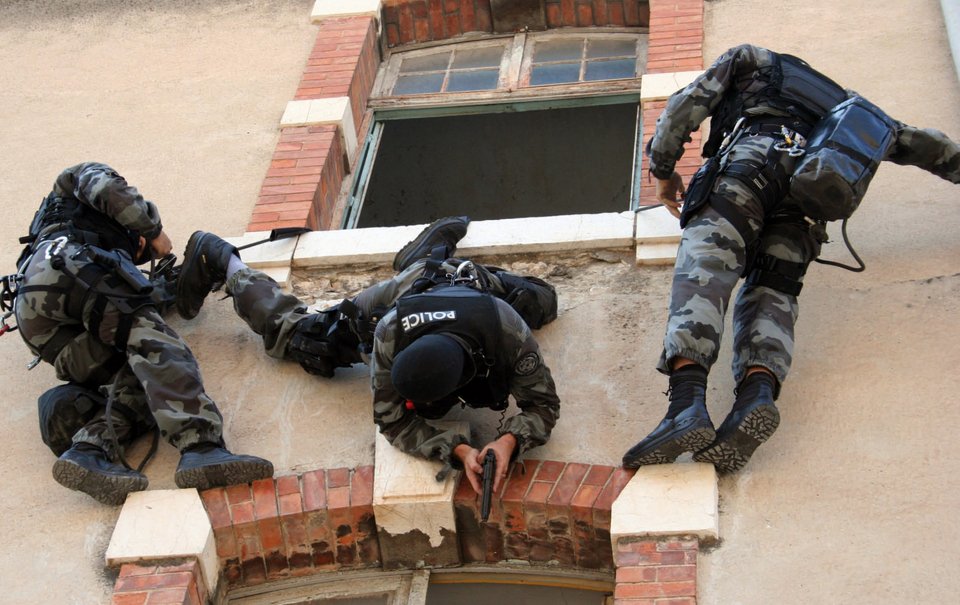 Ποιες είναι οι επίλεκτες ομάδες της γαλλικής αστυνομίας που «κυνηγούν» τους τζιχαντιστές [εικόνες & βίντεο] | iefimerida.gr 5