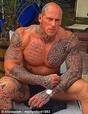 Ο ψηλόλιγνος νεαρός που έγινε ο γίγαντας της Βρετανίας -Μπορεί να σηκώσει ακόμα και ένα Smart [εικόνες] | iefimerida.gr 1