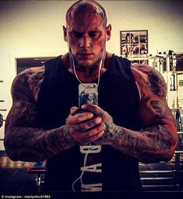 Ο ψηλόλιγνος νεαρός που έγινε ο γίγαντας της Βρετανίας -Μπορεί να σηκώσει ακόμα και ένα Smart [εικόνες] | iefimerida.gr 7