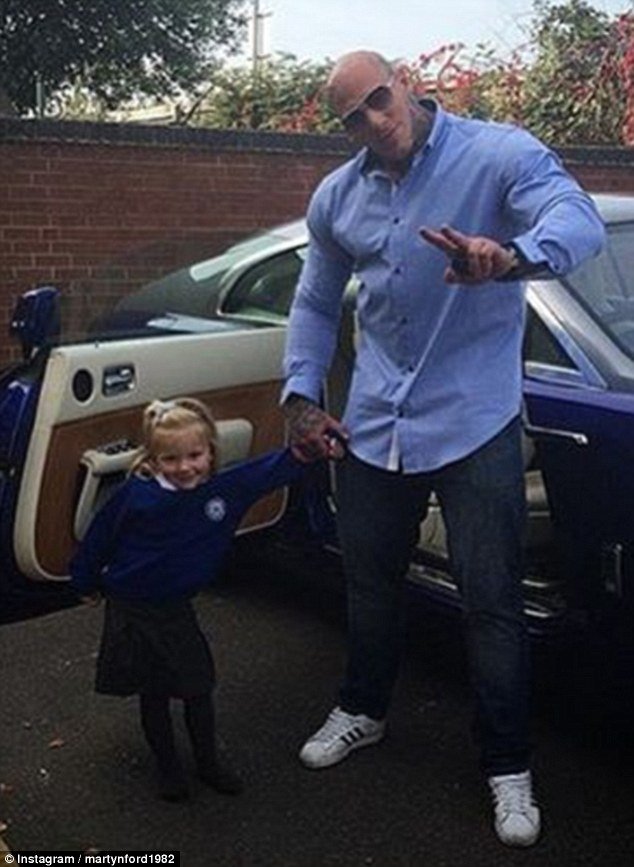 Ο ψηλόλιγνος νεαρός που έγινε ο γίγαντας της Βρετανίας -Μπορεί να σηκώσει ακόμα και ένα Smart [εικόνες] | iefimerida.gr 6