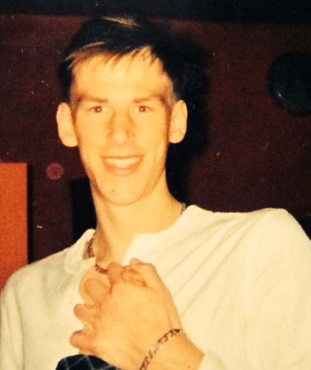 Ο ψηλόλιγνος νεαρός που έγινε ο γίγαντας της Βρετανίας -Μπορεί να σηκώσει ακόμα και ένα Smart [εικόνες] | iefimerida.gr 2