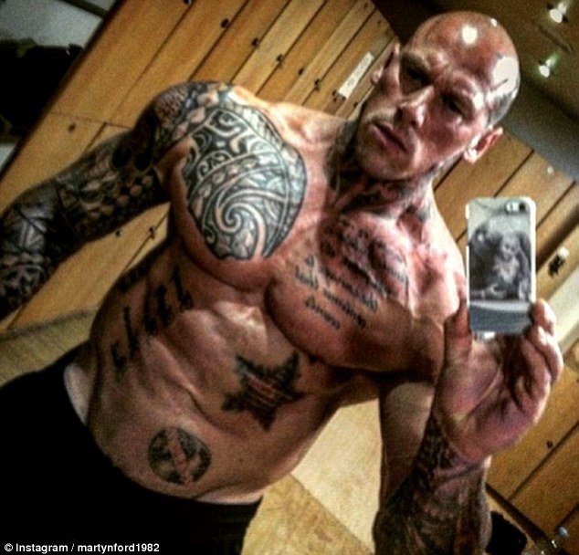 Ο ψηλόλιγνος νεαρός που έγινε ο γίγαντας της Βρετανίας -Μπορεί να σηκώσει ακόμα και ένα Smart [εικόνες] | iefimerida.gr 4