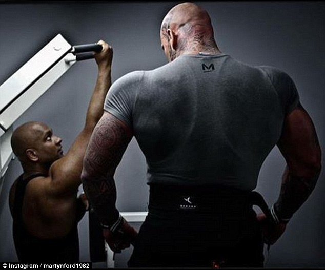 Ο ψηλόλιγνος νεαρός που έγινε ο γίγαντας της Βρετανίας -Μπορεί να σηκώσει ακόμα και ένα Smart [εικόνες] | iefimerida.gr 5