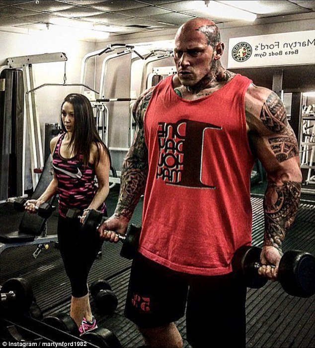 Ο ψηλόλιγνος νεαρός που έγινε ο γίγαντας της Βρετανίας -Μπορεί να σηκώσει ακόμα και ένα Smart [εικόνες] | iefimerida.gr 9