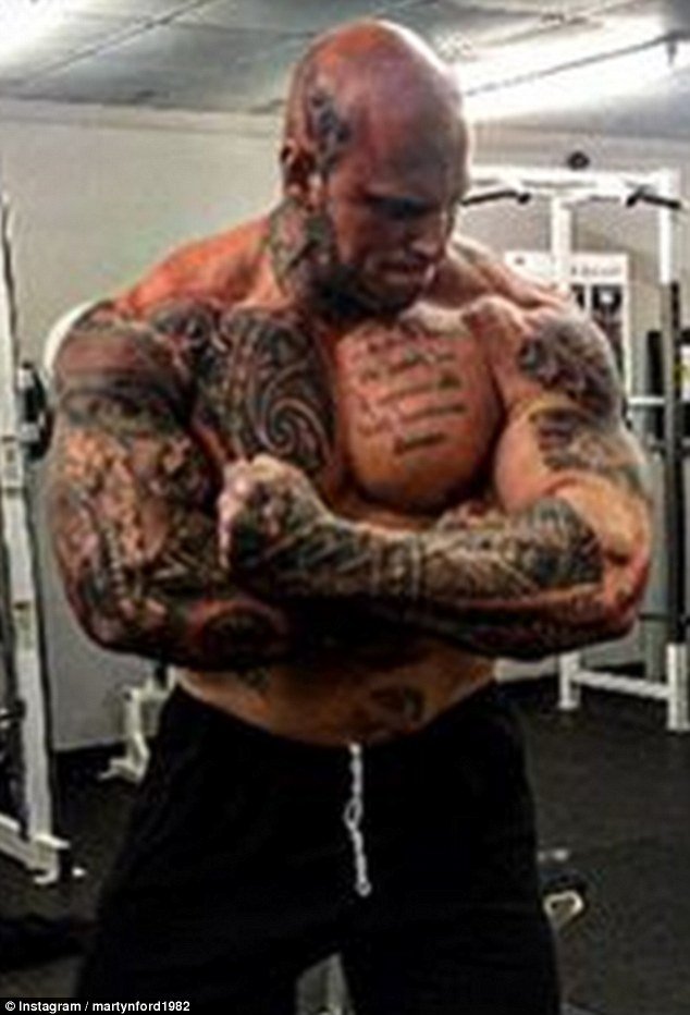 Ο ψηλόλιγνος νεαρός που έγινε ο γίγαντας της Βρετανίας -Μπορεί να σηκώσει ακόμα και ένα Smart [εικόνες] | iefimerida.gr 8