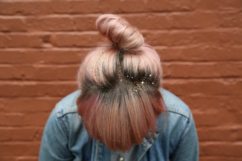 Κρύβουν τη ρίζα χωρίς να χαλάσουν ένα ευρώ - Γκλίτερ στα μαλλιά, είναι η τελευταία τάση [εικόνες & βίντεο] | iefimerida.gr 9