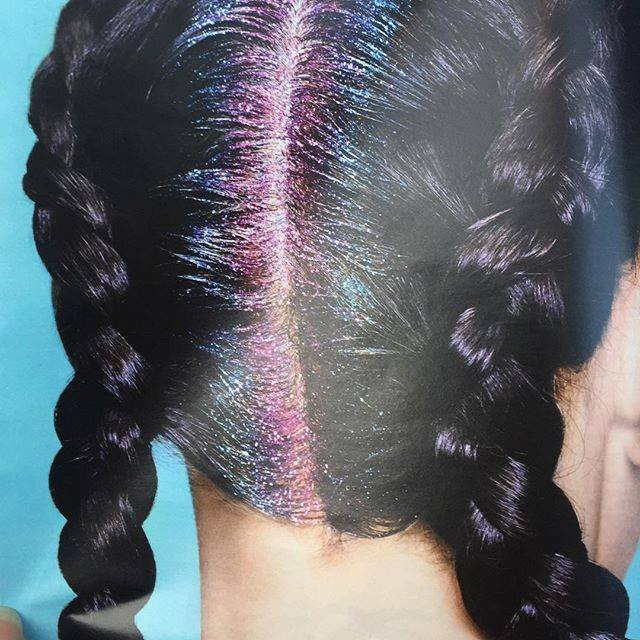 Κρύβουν τη ρίζα χωρίς να χαλάσουν ένα ευρώ - Γκλίτερ στα μαλλιά, είναι η τελευταία τάση [εικόνες & βίντεο] | iefimerida.gr 11