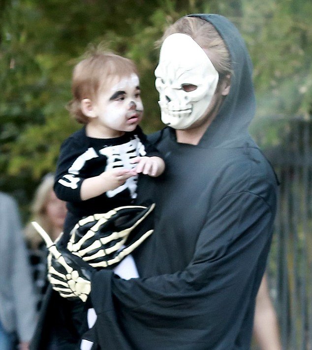 Η πρώτη δημόσια εμφάνιση της κόρης του Γκόσλινγκ και της Μέντες [εικόνες] | iefimerida.gr 0