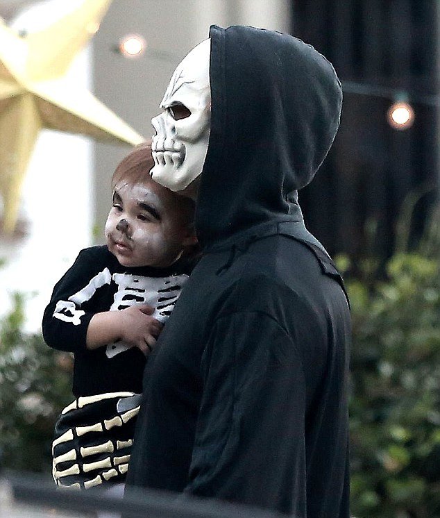 Η πρώτη δημόσια εμφάνιση της κόρης του Γκόσλινγκ και της Μέντες [εικόνες] | iefimerida.gr 1