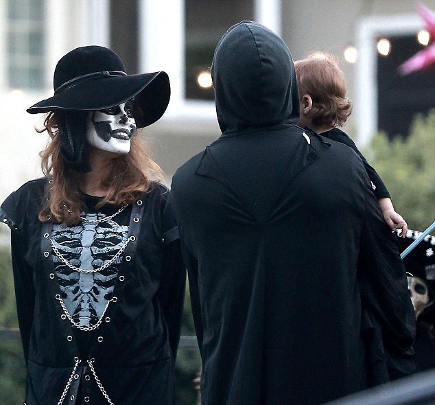 Η πρώτη δημόσια εμφάνιση της κόρης του Γκόσλινγκ και της Μέντες [εικόνες] | iefimerida.gr 2